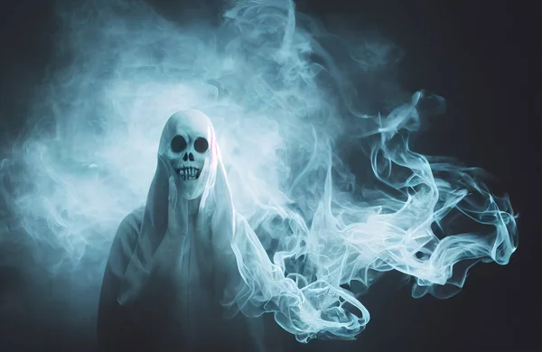 煙の中から現れた怖い幽霊ハロウィンの背景 — ストック写真