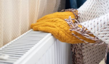 Kadın evde yünlü soğuk benzin fiyatları giyinmiş.