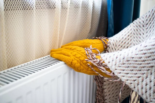 Vrouw Thuis Gekleed Wol Koude Gas Prijzen — Stockfoto