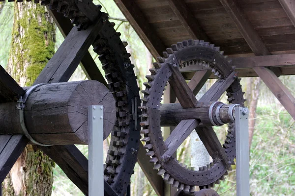 Oude houten tandwielen een watermolen — Stockfoto