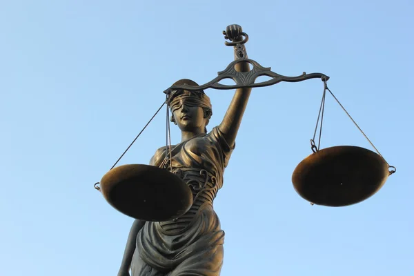 Justitia şiirsel bir adalet