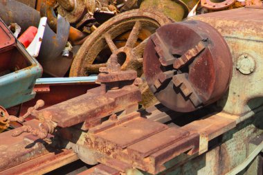 Metal hurda yeniden kullanım için toplanır / Atık ürünler geri dönüşüm sırasında geri dönüştürülür (atık geri dönüşümü) veya başlangıç materyalleri ikincil hammaddelere dönüştürülür.