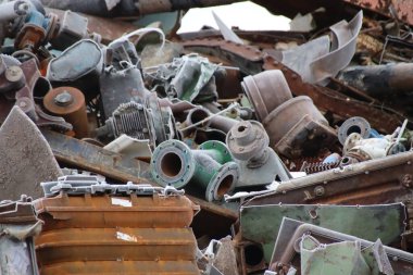 Metal hurda yeniden kullanım için toplanır / Atık ürünler geri dönüşüm sırasında geri dönüştürülür (atık geri dönüşümü) veya başlangıç materyalleri ikincil hammaddelere dönüştürülür.