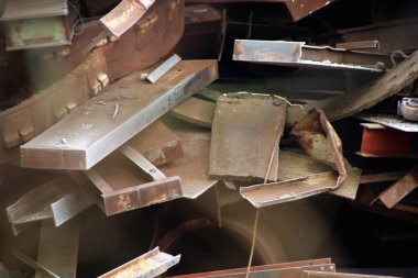 Metal hurda yeniden kullanım için toplanır / Atık ürünler geri dönüşüm sırasında geri dönüştürülür (atık geri dönüşümü) veya başlangıç materyalleri ikincil hammaddelere dönüştürülür.