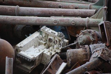 Metal hurda yeniden kullanım için toplanır / Atık ürünler geri dönüşüm sırasında geri dönüştürülür (atık geri dönüşümü) veya başlangıç materyalleri ikincil hammaddelere dönüştürülür.