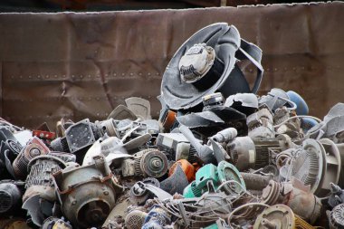 Metal hurda yeniden kullanım için toplanır / Atık ürünler geri dönüşüm sırasında geri dönüştürülür (atık geri dönüşümü) veya başlangıç materyalleri ikincil hammaddelere dönüştürülür.
