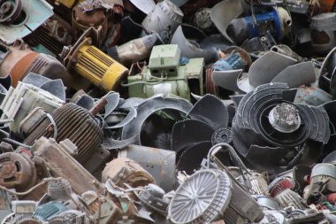 Metal hurda yeniden kullanım için toplanır / Atık ürünler geri dönüşüm sırasında geri dönüştürülür (atık geri dönüşümü) veya başlangıç materyalleri ikincil hammaddelere dönüştürülür.