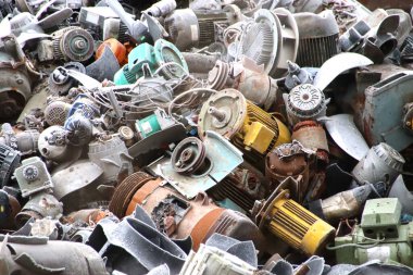 Metal hurda yeniden kullanım için toplanır / Atık ürünler geri dönüşüm sırasında geri dönüştürülür (atık geri dönüşümü) veya başlangıç materyalleri ikincil hammaddelere dönüştürülür.