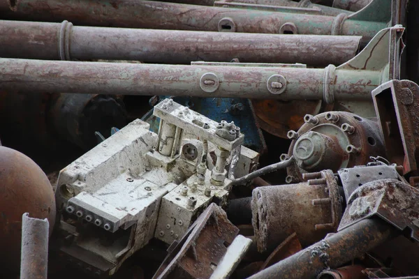 Metal hurda yeniden kullanım için toplanır / Atık ürünler geri dönüşüm sırasında geri dönüştürülür (atık geri dönüşümü) veya başlangıç materyalleri ikincil hammaddelere dönüştürülür.