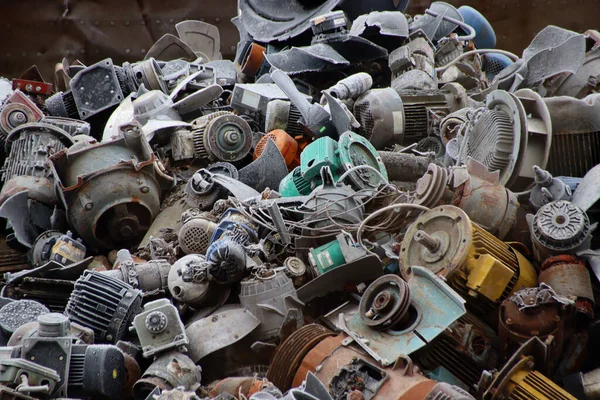 Metaalschroot Wordt Ingezameld Voor Hergebruik Afvalproducten Worden Gerecycled Tijdens Recycling — Stockfoto