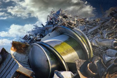 Metal hurda yeniden kullanım için toplanır / Atık ürünler geri dönüşüm sırasında geri dönüştürülür (atık geri dönüşümü) veya başlangıç materyalleri ikincil hammaddelere dönüştürülür.