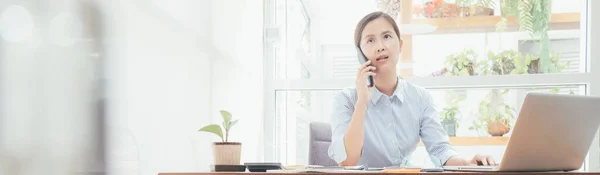 Beautiful Asian Business Using Laptop Computer Online Working Home — Stock Photo, Image