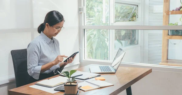 Negócio Asiático Bonito Usando Computador Portátil Linha Que Trabalha Casa — Fotografia de Stock