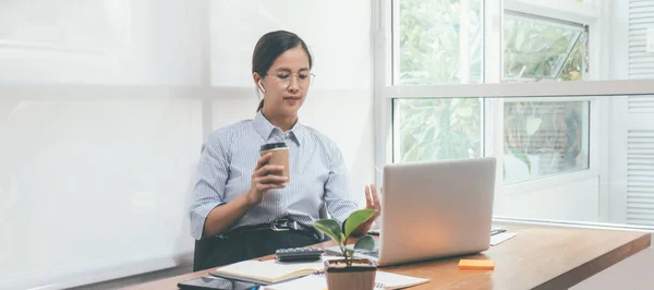 Beautiful Asian Business Using Laptop Computer Online Working Home — Stock Photo, Image