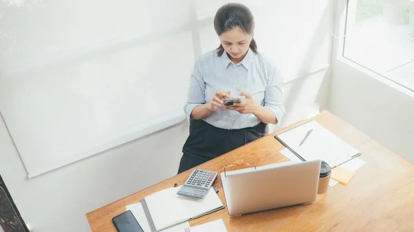 Negócio Asiático Bonito Usando Computador Portátil Linha Que Trabalha Casa — Fotografia de Stock