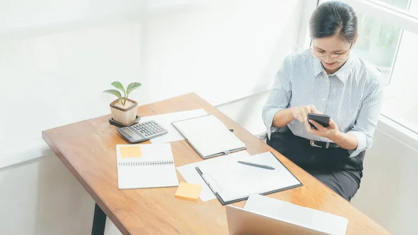 Beautiful Asian Business Using Laptop Computer Online Working Home — Stock Photo, Image