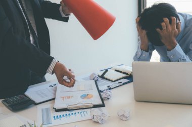İşletme müdürü strese giren çalışanı suçluyor, kötü iş, duygusal baskı, ofiste hata. İş kavramını suçlamak