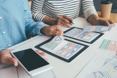 Uygulama planlaması ve şablon düzeni, cep telefonu için çerçeve geliştirme yaratıcı Web Tasarımcısı. Kullanıcı deneyimi (Ux) kavramı.