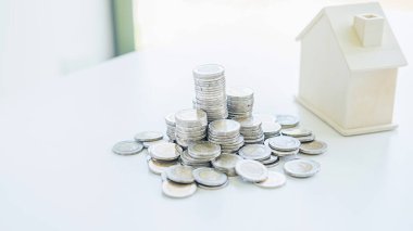 Para biriktirme kavramı. Yakın plan iş adamları bozuk para yığınına para dağıtıyor..