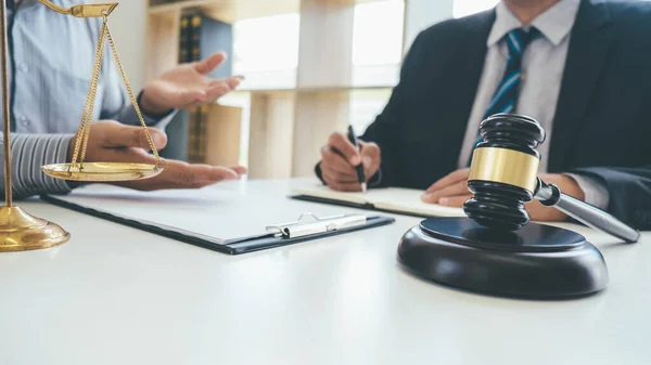 Rechter Hamert Erop Dat Advocaten Van Justitie Een Teamvergadering Hebben — Stockfoto