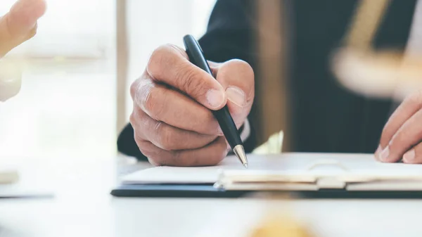 Rechter Hamert Erop Dat Advocaten Van Justitie Een Teamvergadering Hebben — Stockfoto