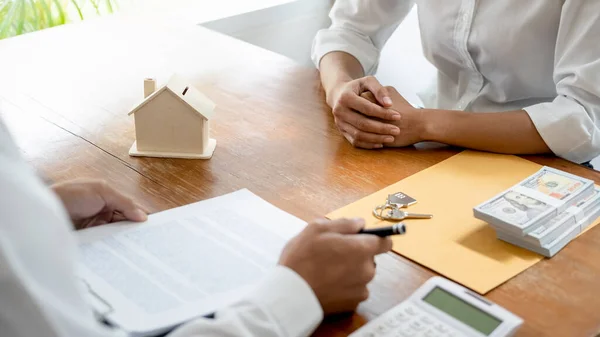 Fastighetsmäklare Och Kund Underteckna Avtal Att Köpa Hus Försäkring Eller — Stockfoto