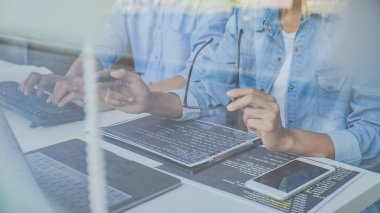 Bir yazılım geliştirme ve kodlama teknolojisinde çalışan programcı. Web sitesi tasarımı. Teknoloji konsepti.