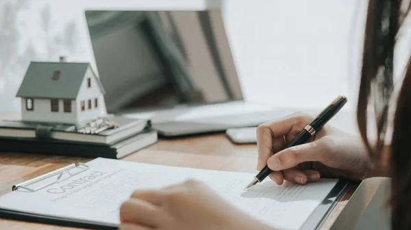 Onroerend Goed Makelaar Woonhuis Autohuur Noteringscontract — Stockfoto