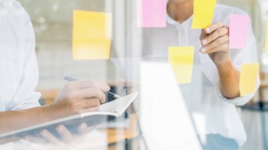 Ortaklar başlatmak için yeni strateji geliştirme fikirleri tartışmak rahat giysiler içinde çalışıyoruz.