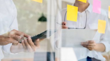 Ortaklar başlatmak için yeni strateji geliştirme fikirleri tartışmak rahat giysiler içinde çalışıyoruz.