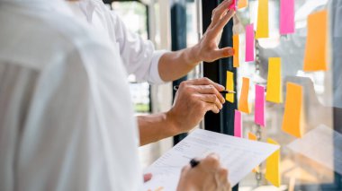 Ortaklar başlatmak için yeni strateji geliştirme fikirleri tartışmak rahat giysiler içinde çalışıyoruz.