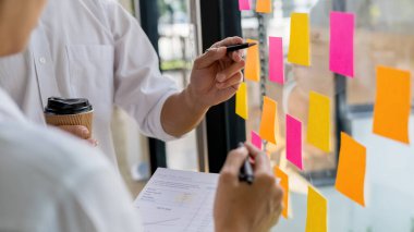 Ortaklar başlatmak için yeni strateji geliştirme fikirleri tartışmak rahat giysiler içinde çalışıyoruz.