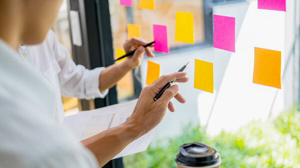 Стартап-партнеры работают в повседневной одежде, обсуждают идеи новой стратегии развития
.