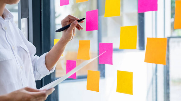 Стартап-партнеры работают в повседневной одежде, обсуждают идеи новой стратегии развития
.