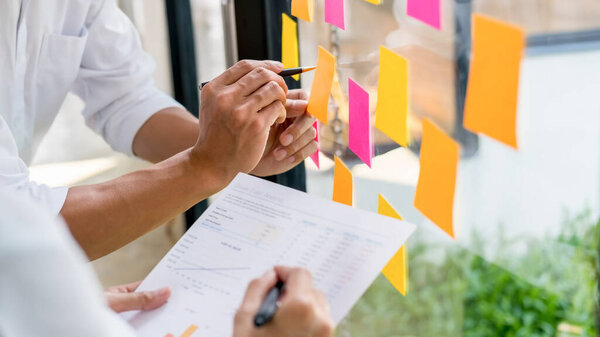 Стартап-партнеры работают в повседневной одежде, обсуждают идеи новой стратегии развития
.