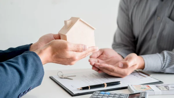 Fastighetsmäklare Och Kund Underteckna Avtal Att Köpa Hus Försäkring Eller — Stockfoto