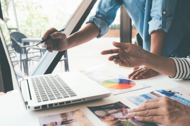 Web tasarımcısı strateji planı için beyin fırtınası yapıyor. Ofis kurulunda yapılacak işler olan renkli yapışkan notlar. Kullanıcı deneyimi (UX) kavramı