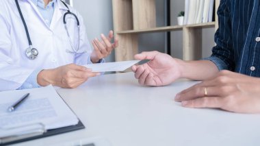 dikkatle dinliyor bir erkek hasta hasta belirtiler açıklayan veya onlar evrak tartışmak birlikte bir Danışma süreci gibi bir soru soran doktor