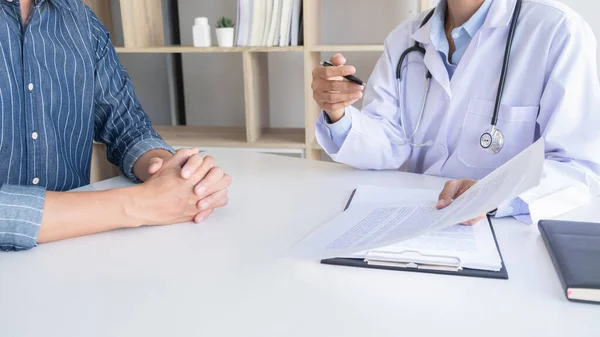 Ασθενής Ακούγοντας Προσήλωση Ένα Αρσενικό Γιατρός Εξηγεί Συμπτώματα Των Ασθενών — Φωτογραφία Αρχείου