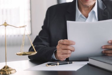 Yargıç Gavin ve Adalet Avukatları hukuk firmasının arka planında takım toplantısı yapıyorlar. Hukuk ve Hukuk Hizmetleri kavramları.