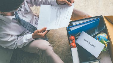 İşini kaybettikten sonra ofisin dışında oturan üzgün işadamı işten çıkarıldı