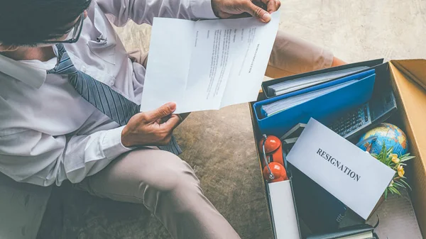 İşini kaybettikten sonra ofisin dışında oturan üzgün işadamı işten çıkarıldı