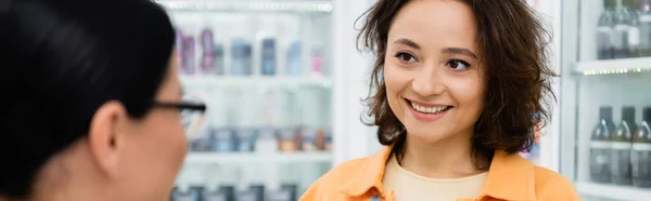 Mulher Morena Sorrindo Enquanto Olha Para Farmacêutico Desfocado Farmácia Banner — Fotografia de Stock