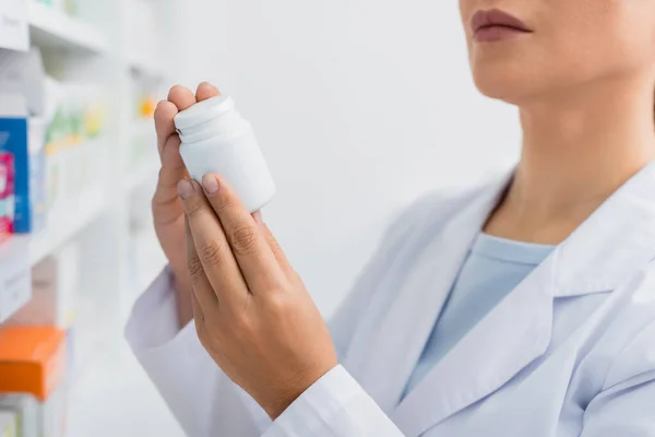 Partial View Pharmacist White Coat Holding Bottle Medication — Stock Photo, Image