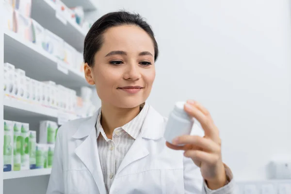 Farmacêutico Alegre Garrafa Retenção Casaco Branco Com Medicação — Fotografia de Stock