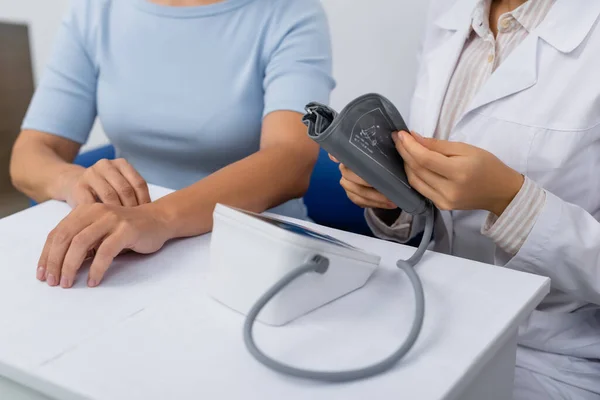 Vista Recortada Del Médico Capa Blanca Que Sostiene Tonómetro Cerca — Foto de Stock