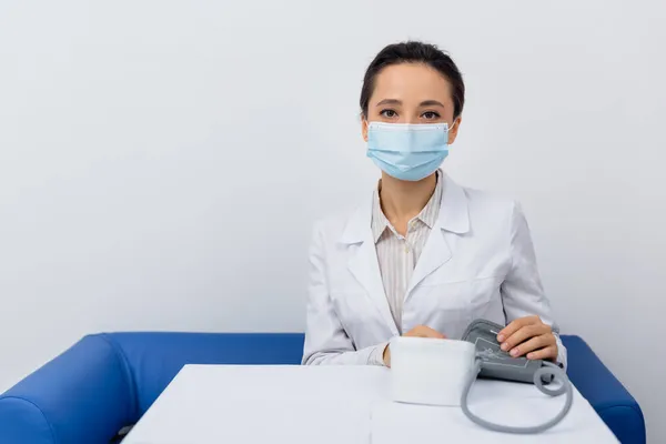 Médico Casaco Branco Máscara Médica Segurando Tonômetro — Fotografia de Stock