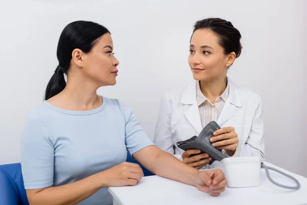 Tattooed Doctor White Coat Holding Tonometer Asian Woman — Stock Photo, Image