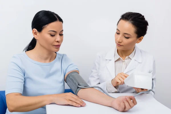 Médico Casaco Branco Medir Pressão Arterial Mulher Asiática — Fotografia de Stock