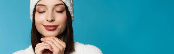 Mujer Ropa Abrigo Pie Con Los Ojos Cerrados Aislados Azul —  Fotos de Stock